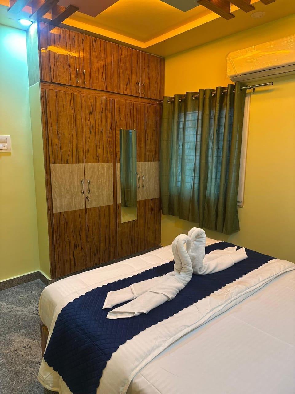Bed, Photo of the whole room, towels, wardrobe