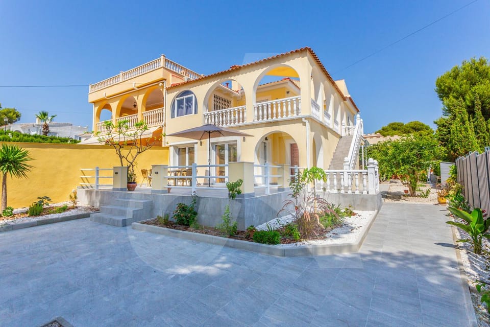 Property building, Facade/entrance, Off site