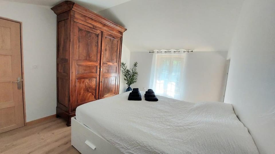Gite dans maison médiévale Calme Fibre 2 ch House in Auvergne-Rhône-Alpes