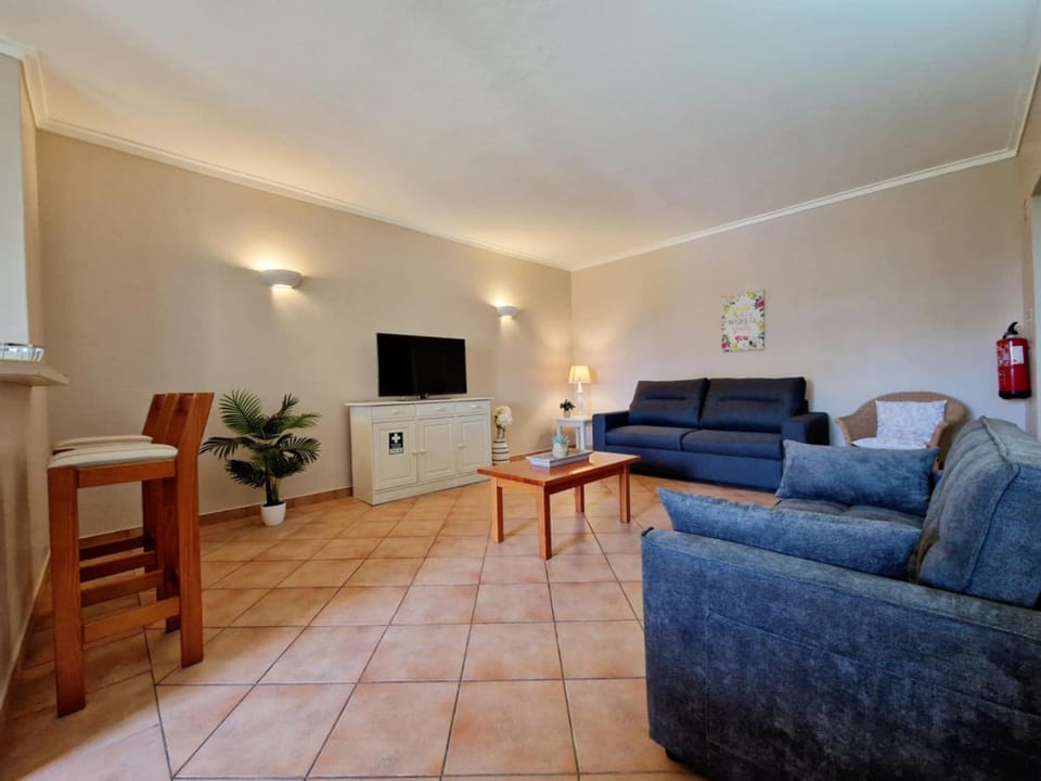 Communal lounge/ TV room, TV and multimedia, Balcony/Terrace, Living room, Seating area