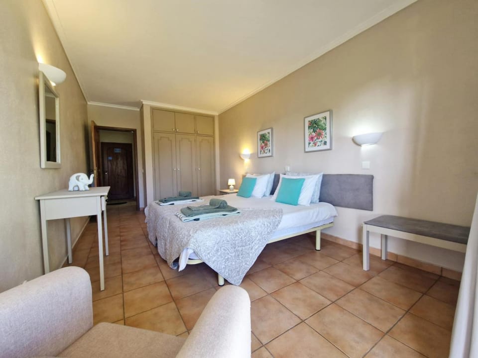 Bed, Photo of the whole room, Bedroom, heating, towels, wardrobe