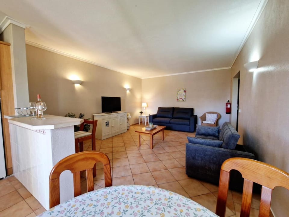 TV and multimedia, Kitchen or kitchenette, Living room, Seating area, Dining area