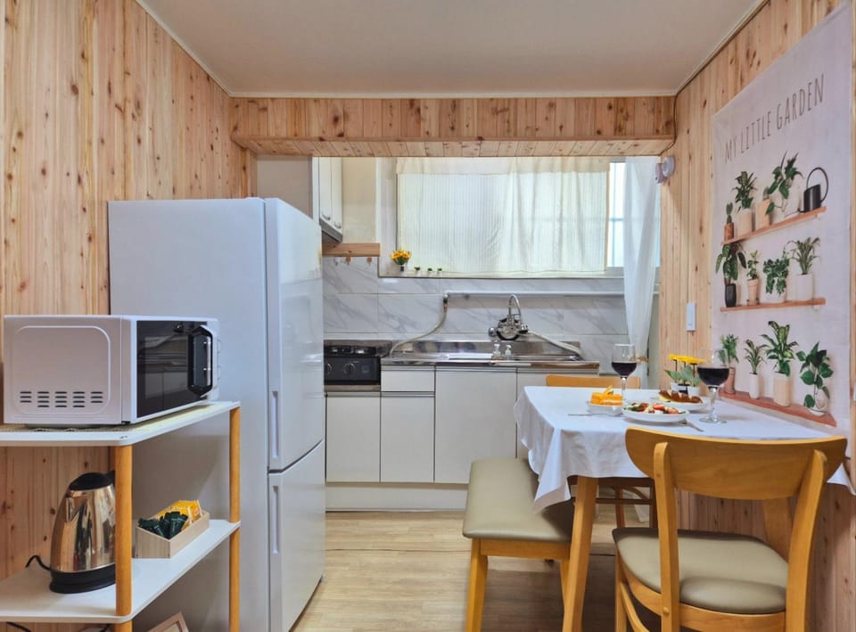 Coffee/tea facilities, Kitchen or kitchenette, Food and drinks, Dining area