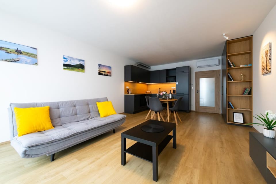 TV and multimedia, Kitchen or kitchenette, Living room, Dining area, oven