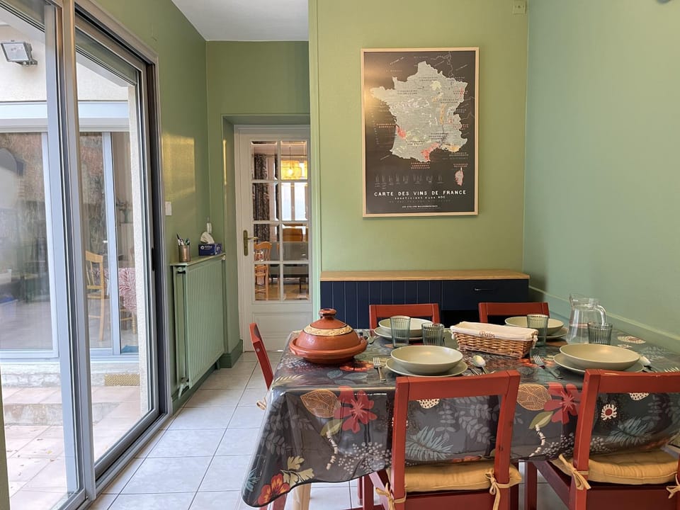 Kitchen or kitchenette, Dining area