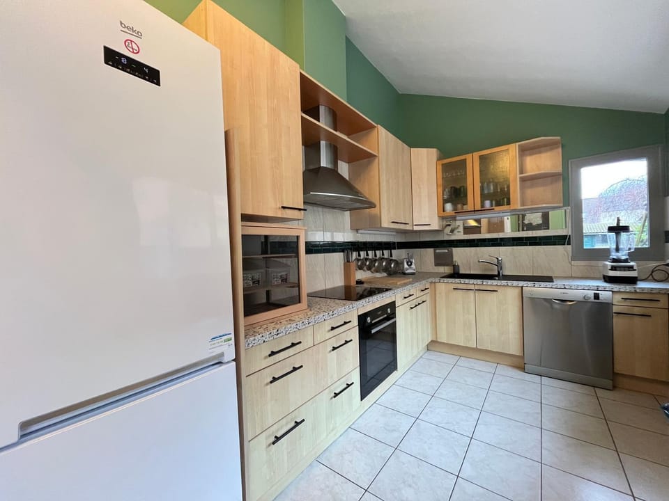 dishwasher, microwave, oven, kitchen