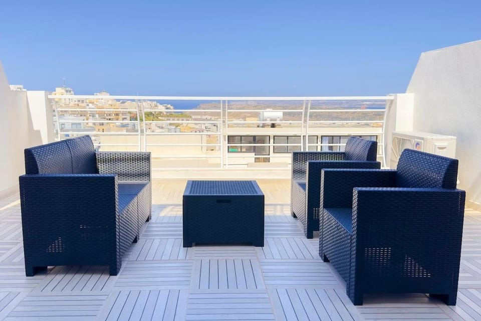 Seaview Penthouse in Mellieha with Island views, near Beaches Apartment in Malta