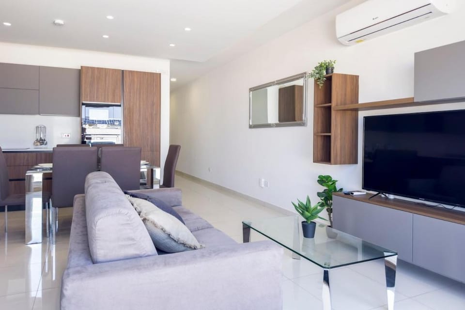 Seaview Penthouse in Mellieha with Island views, near Beaches Apartment in Malta