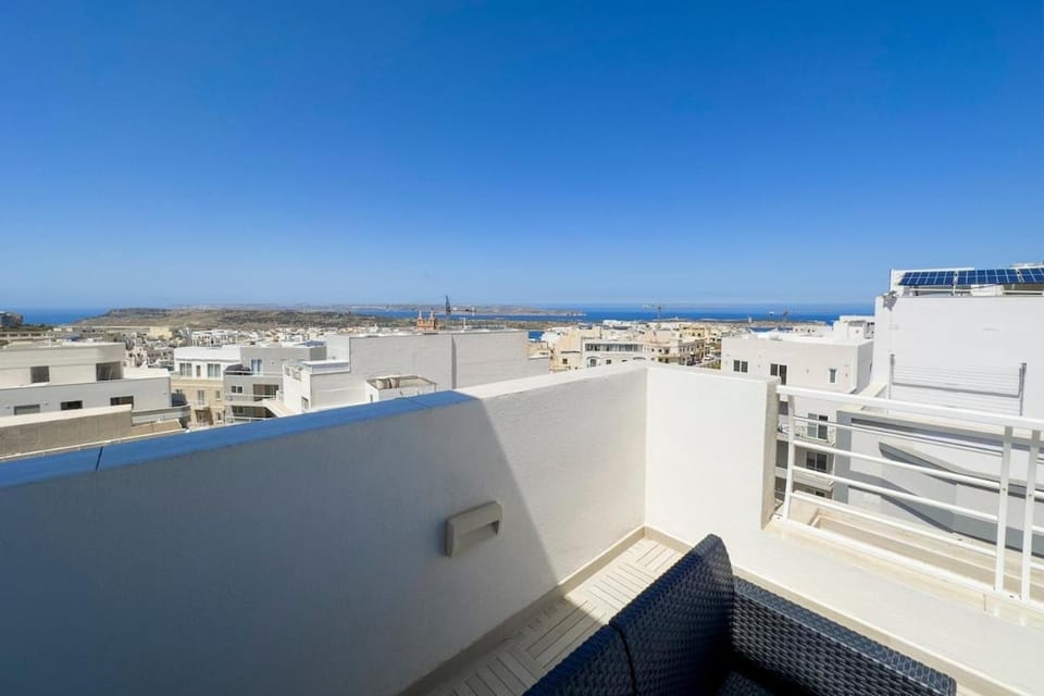 Seaview Penthouse in Mellieha with Island views, near Beaches Apartment in Malta