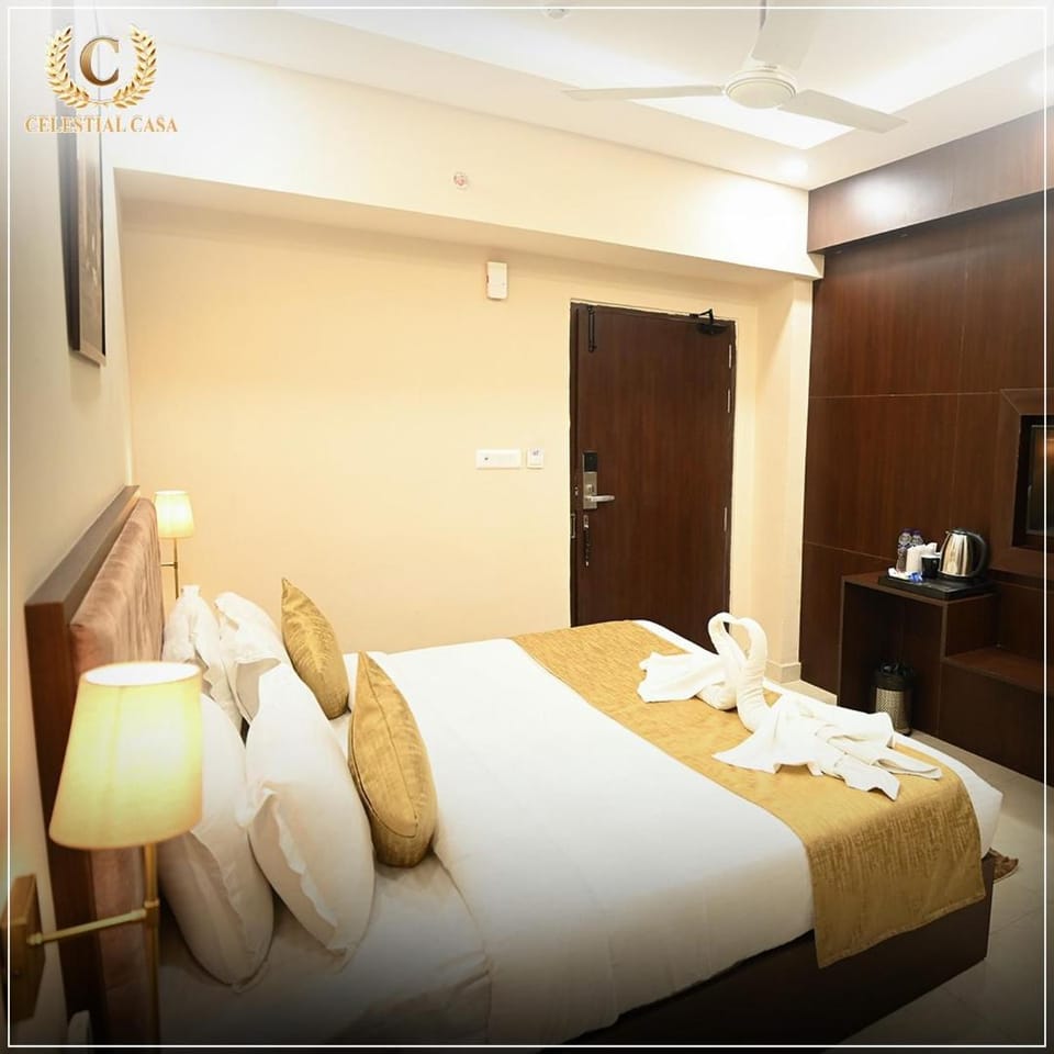 Photo of the whole room, Bedroom, towels, wardrobe, air conditioner