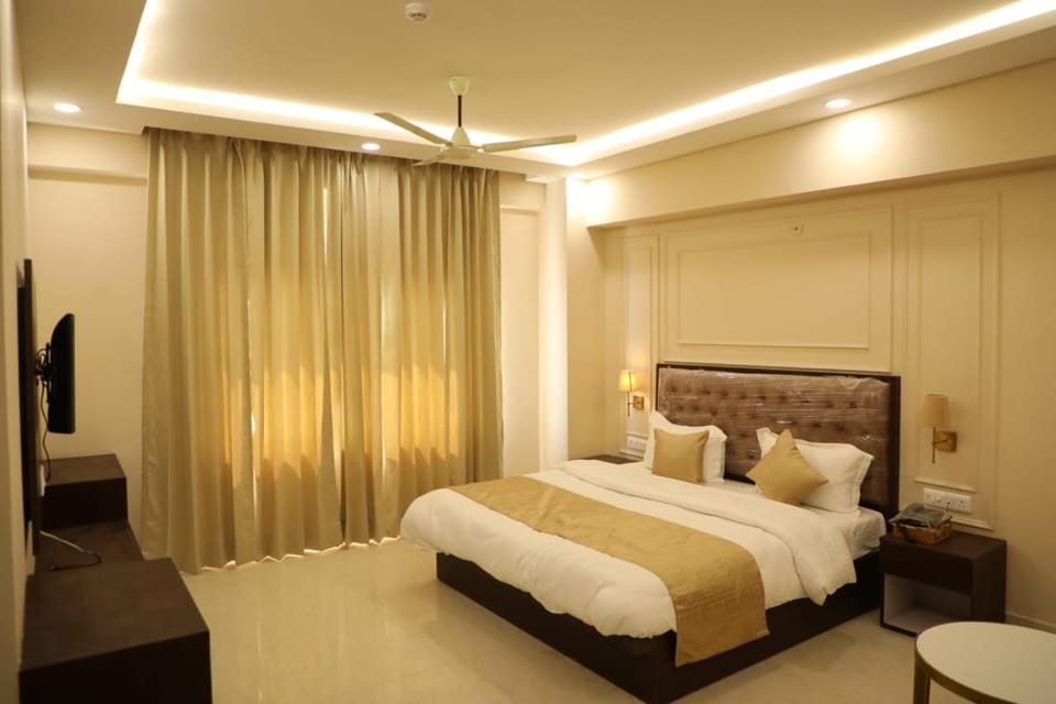 Bed, TV and multimedia, Photo of the whole room, Bedroom