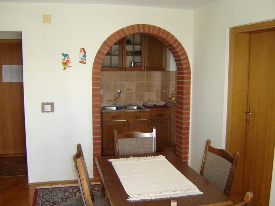 Kitchen or kitchenette, Dining area