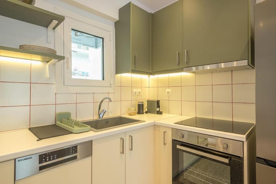 Coffee/tea facilities, Kitchen or kitchenette, dishwasher, stove, kitchen