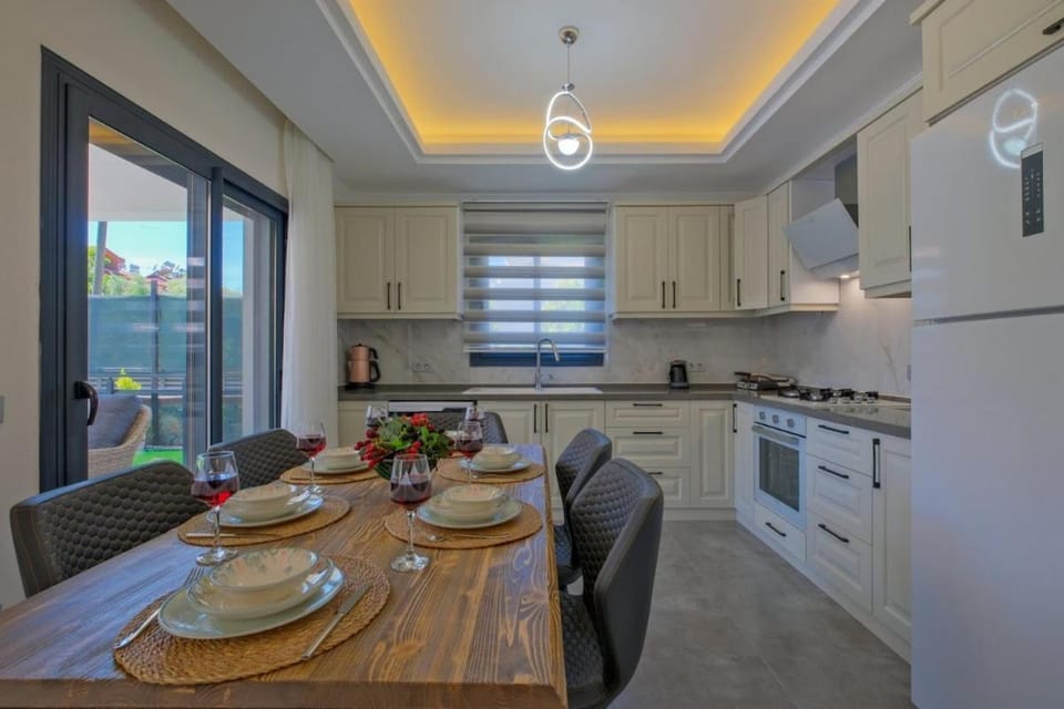Kitchen or kitchenette, Living room, Seating area, Dining area, stove