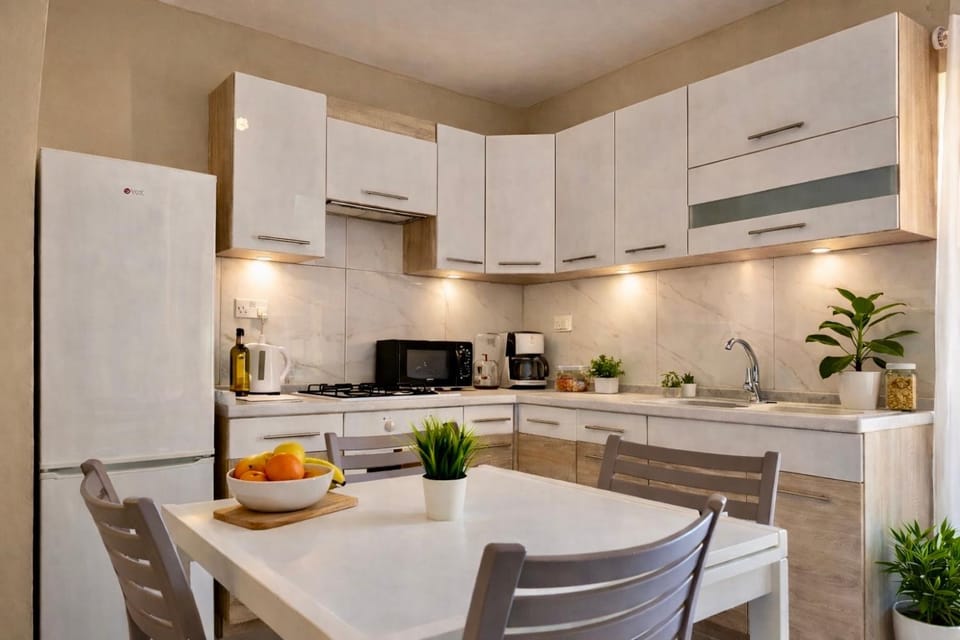 Coffee/tea facilities, Kitchen or kitchenette, Dining area, oven