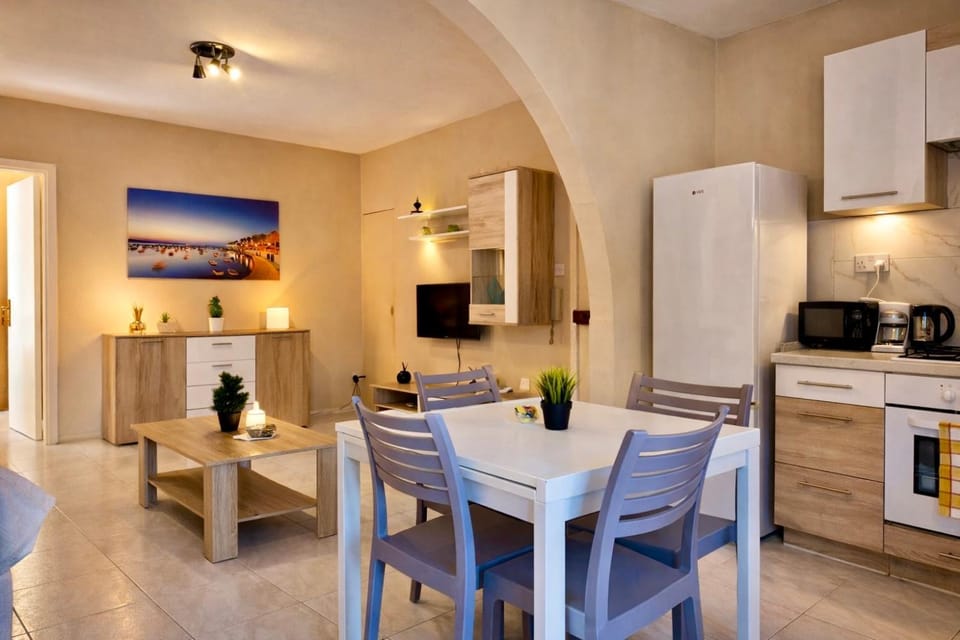 Coffee/tea facilities, Kitchen or kitchenette, Living room, Seating area, Dining area