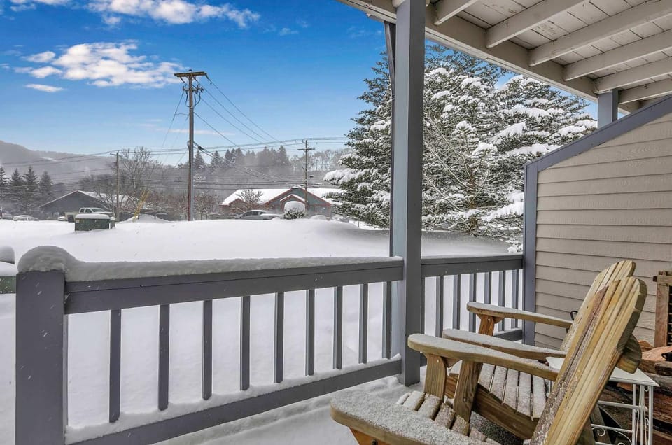 Cozy Studio Wood Fireplace House in Ellicottville