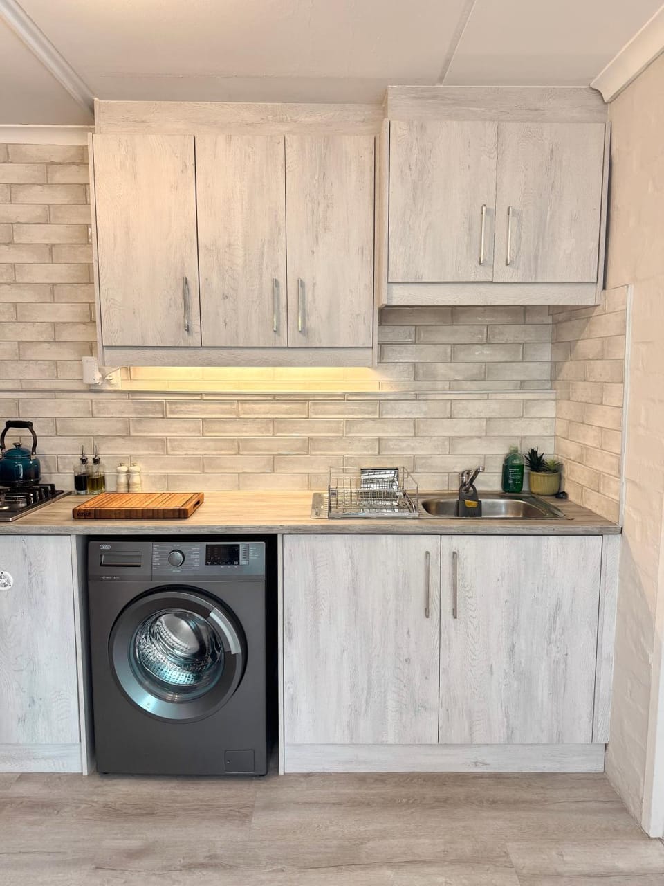 Kitchen or kitchenette, stove, washing machine