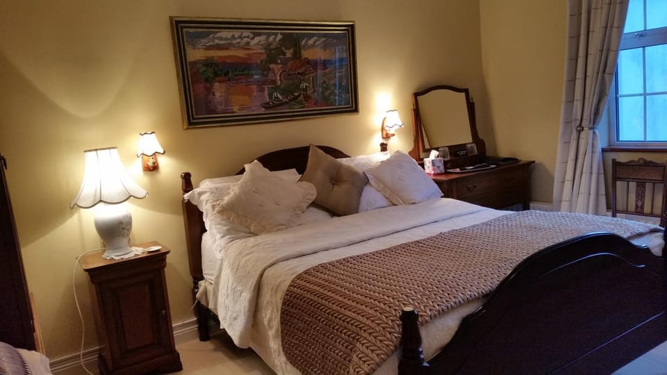 Photo of the whole room, Garden view