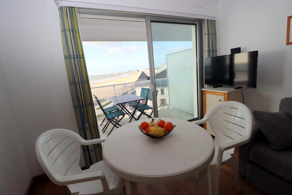 Communal lounge/ TV room, Seating area, Dining area, Sea view