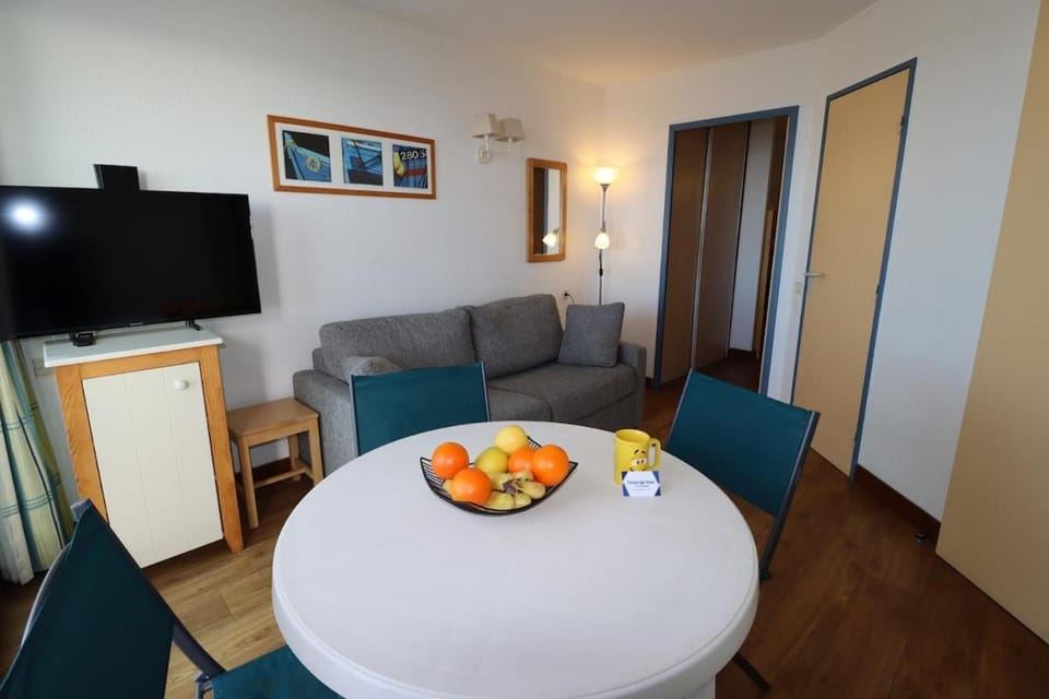 Communal lounge/ TV room, TV and multimedia, Seating area, Dining area