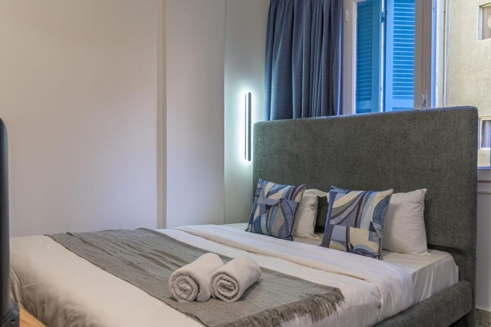Bed, towels, air conditioner