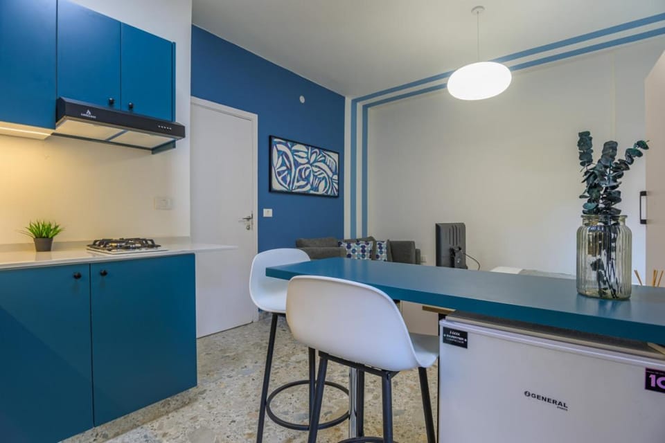 Kitchen or kitchenette, Dining area, minibar, stove