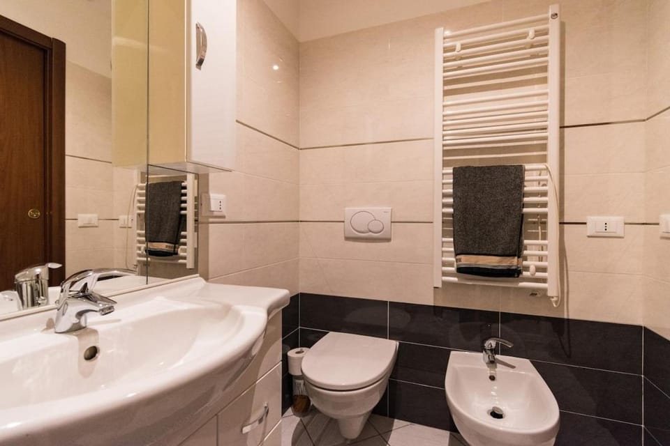 Shower, Toilet, Bathroom, bidet, towels