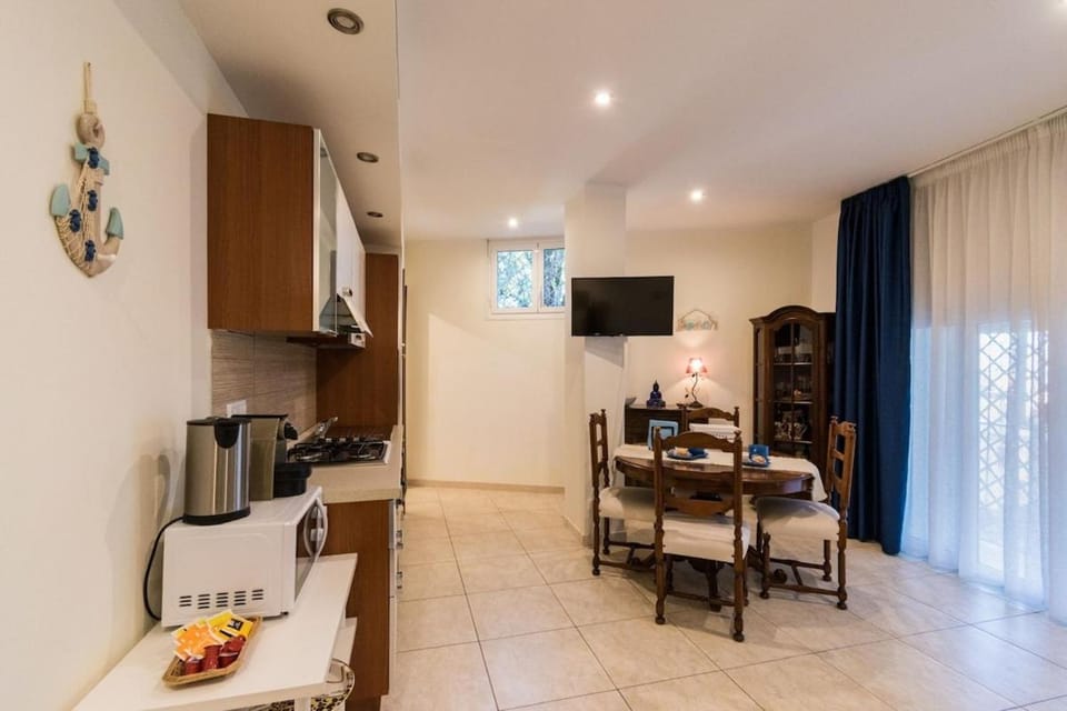 TV and multimedia, Coffee/tea facilities, Kitchen or kitchenette, Living room, Seating area, stove