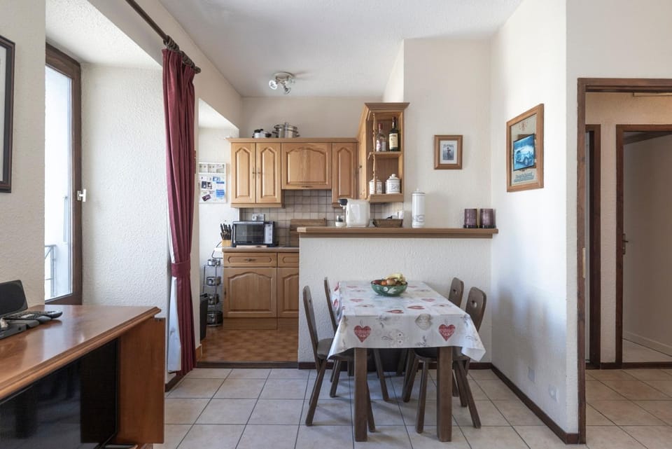 Property building, Kitchen or kitchenette, Living room