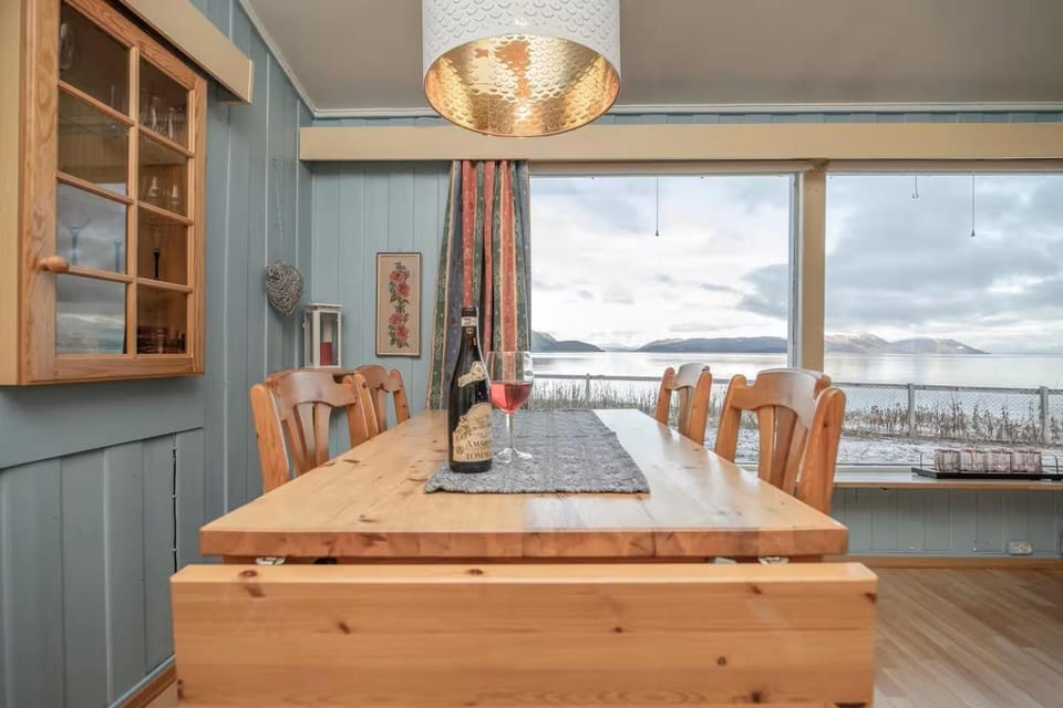 Cozy cabin by the sea Cabin in Troms Og Finnmark