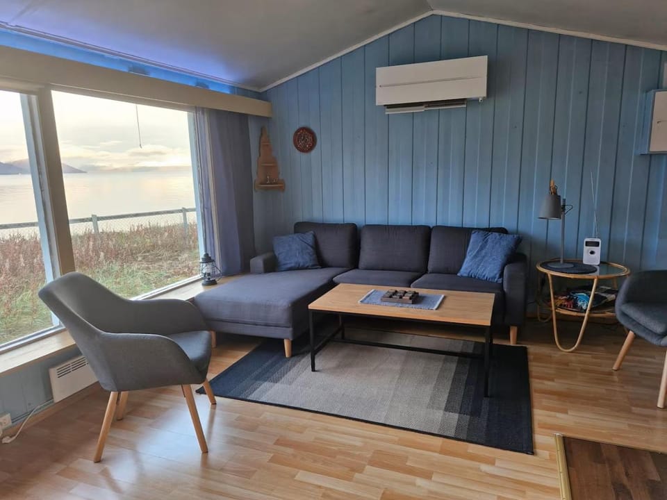 Cozy cabin by the sea Cabin in Troms Og Finnmark