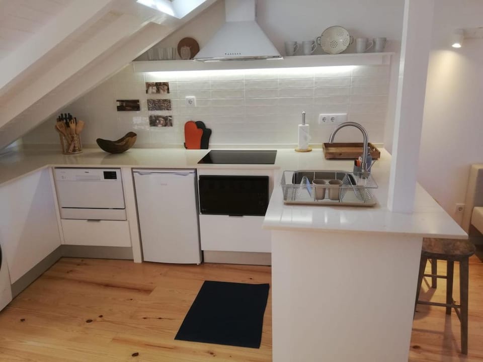 Coffee/tea facilities, Kitchen or kitchenette, stove
