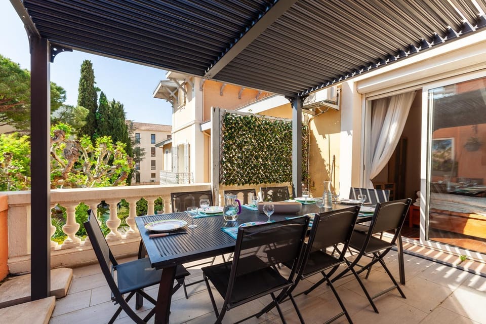 Property building, Balcony/Terrace, Living room