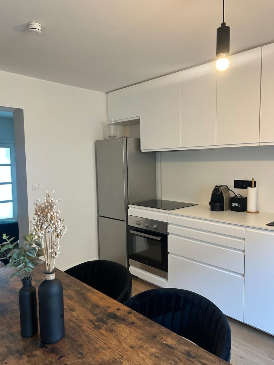 Coffee/tea facilities, Kitchen or kitchenette, oven, stove