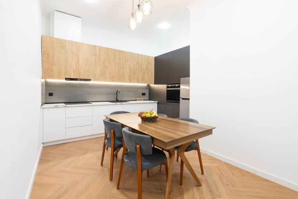 Kitchen or kitchenette, Dining area, minibar, oven