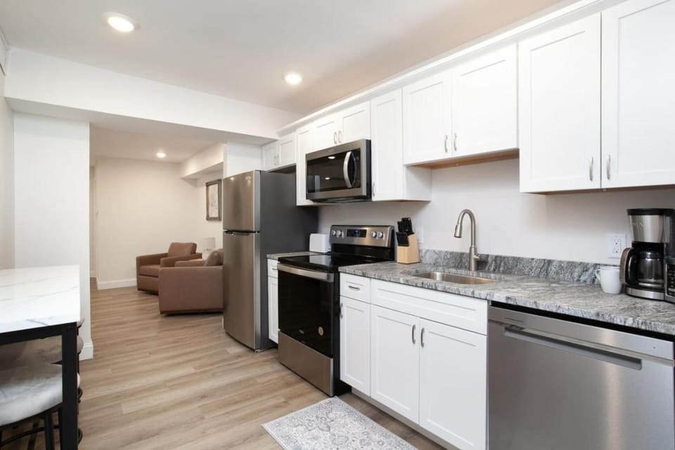 Cedar’s Condo - Modern Downtown Escape Apartment in Sevierville