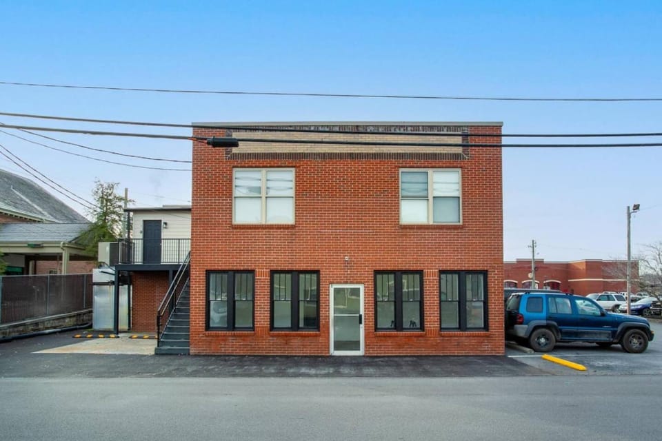 Cedar’s Condo - Modern Downtown Escape Apartment in Sevierville