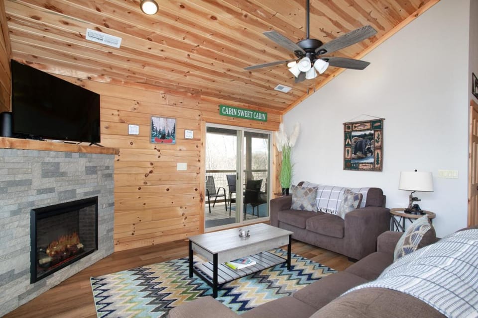 Peaky Woods Cabin Hot Tub Game Room MTN Views Cabin in Sevierville