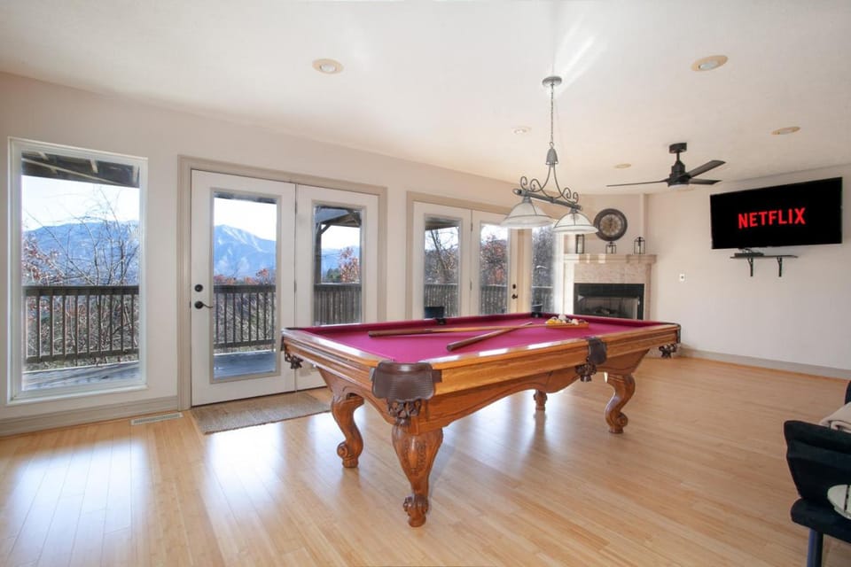 Heights Retreat - Mountain Views & Hot Tub House in Gatlinburg