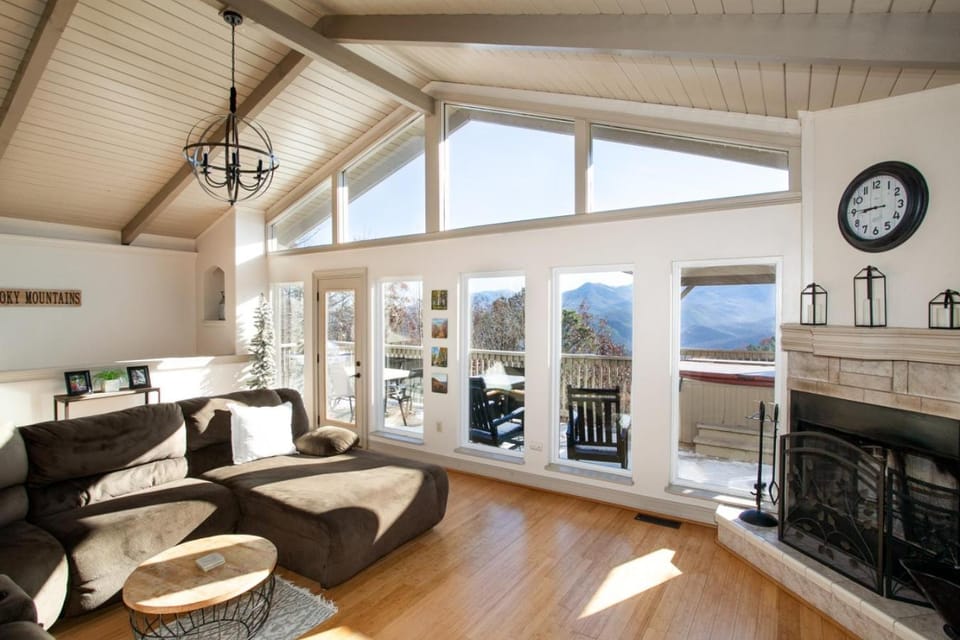 Heights Retreat - Mountain Views & Hot Tub House in Gatlinburg