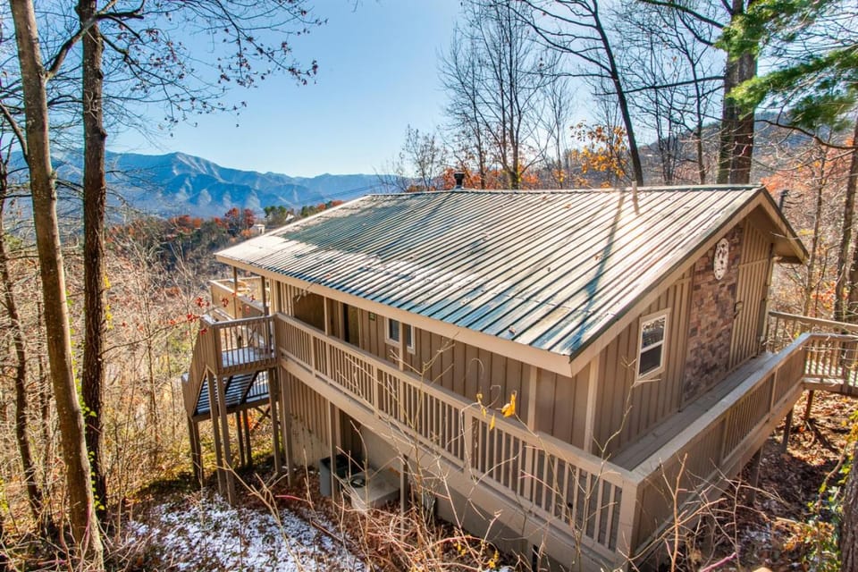 Heights Retreat - Mountain Views & Hot Tub House in Gatlinburg