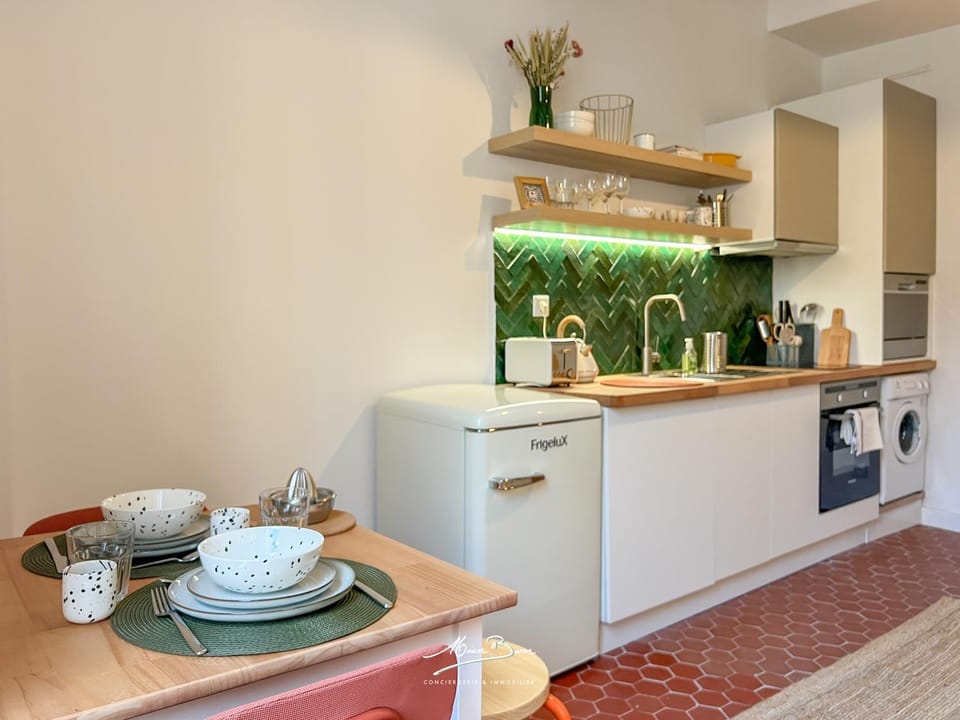 Coffee/tea facilities, Kitchen or kitchenette, dishwasher, oven