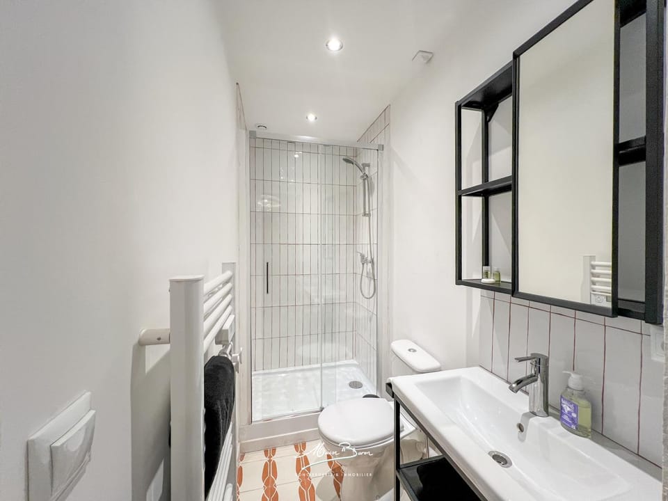 Shower, Toilet, Bathroom, heating, towels