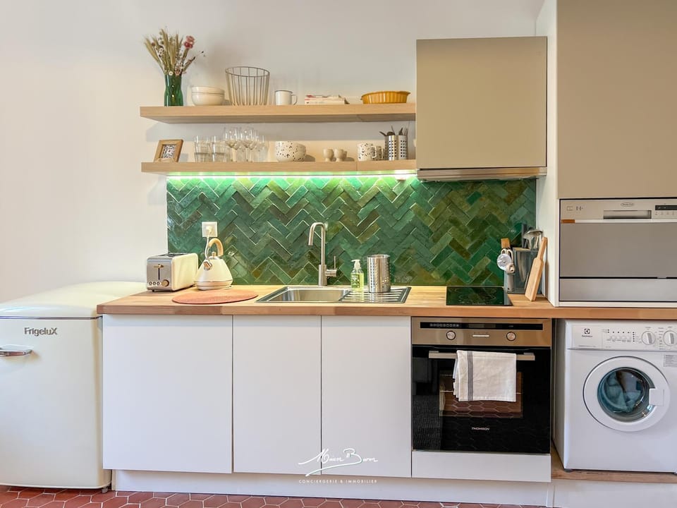 Day, Kitchen or kitchenette, Decorative detail, dishwasher, oven, storage, stove, toaster, washing machine