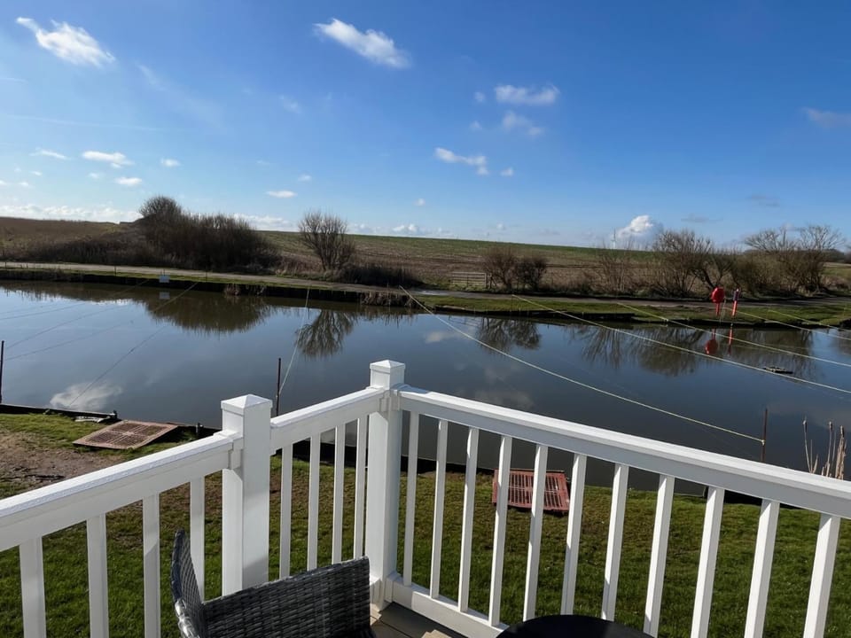 2 bed, 2 bath with decking overlooking the fishing lake at Sand Le Mere House in England