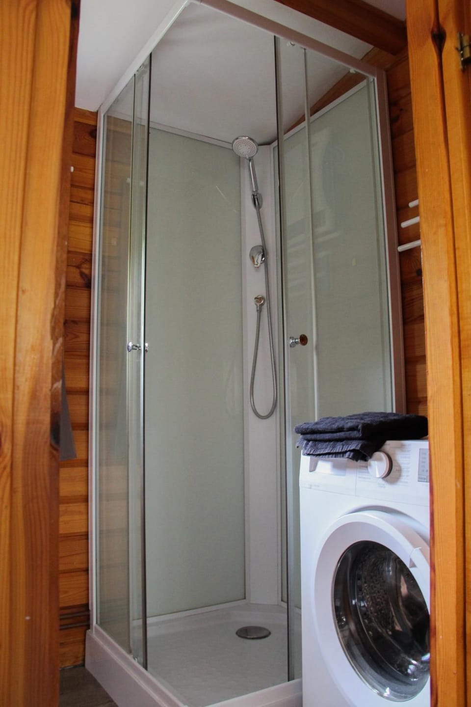 Shower, Bathroom, towels, washing machine