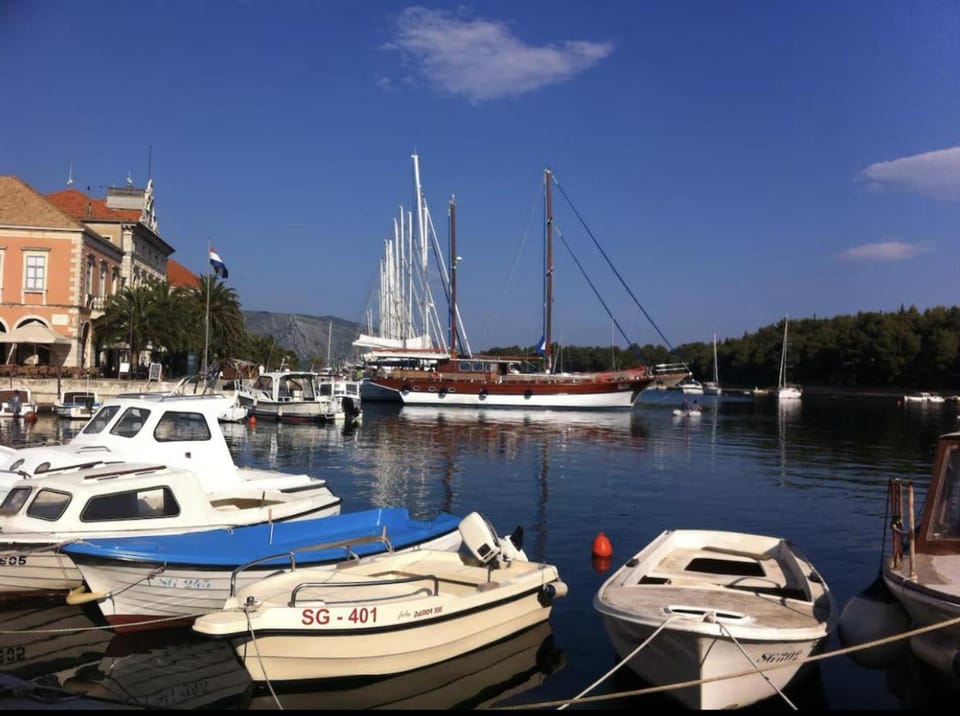 Townhouse Sea View Suite Apartment in Stari Grad