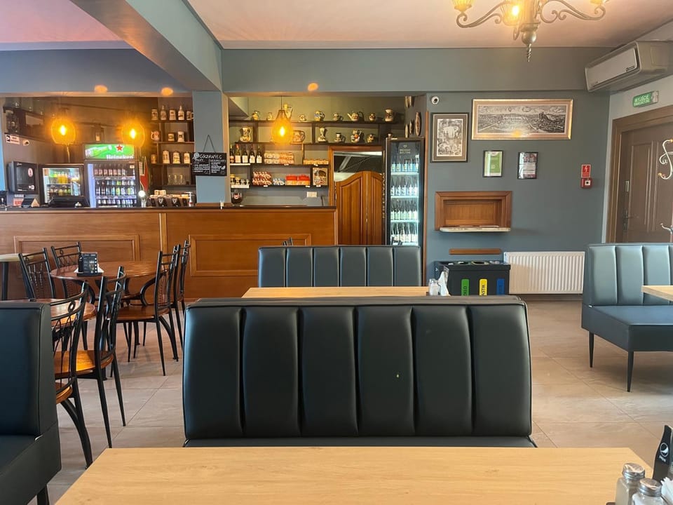 Restaurant/places to eat, Lounge or bar