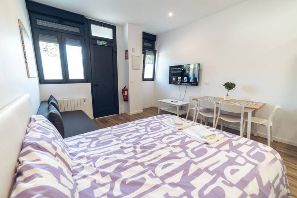 Bed, TV and multimedia, Lobby or reception